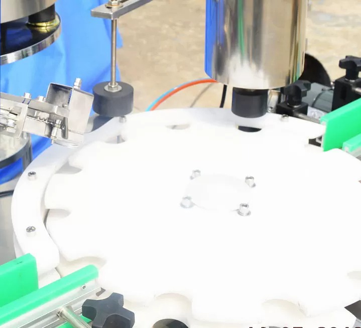 Stiklinių butelių automatinis skysčių pildymo aparatas