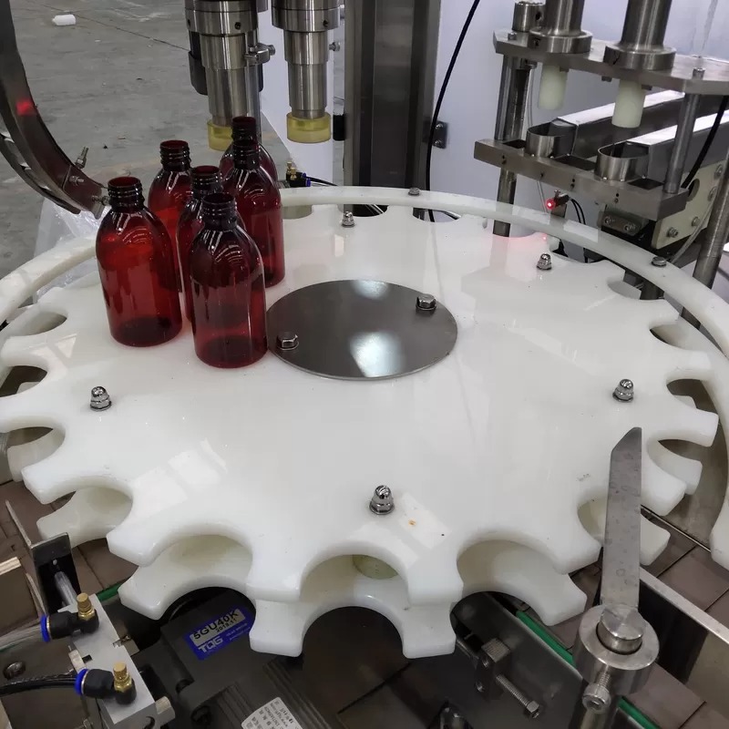 „Siemens PLC“ kontroliuoja aliejinių butelių pildymo mašiną