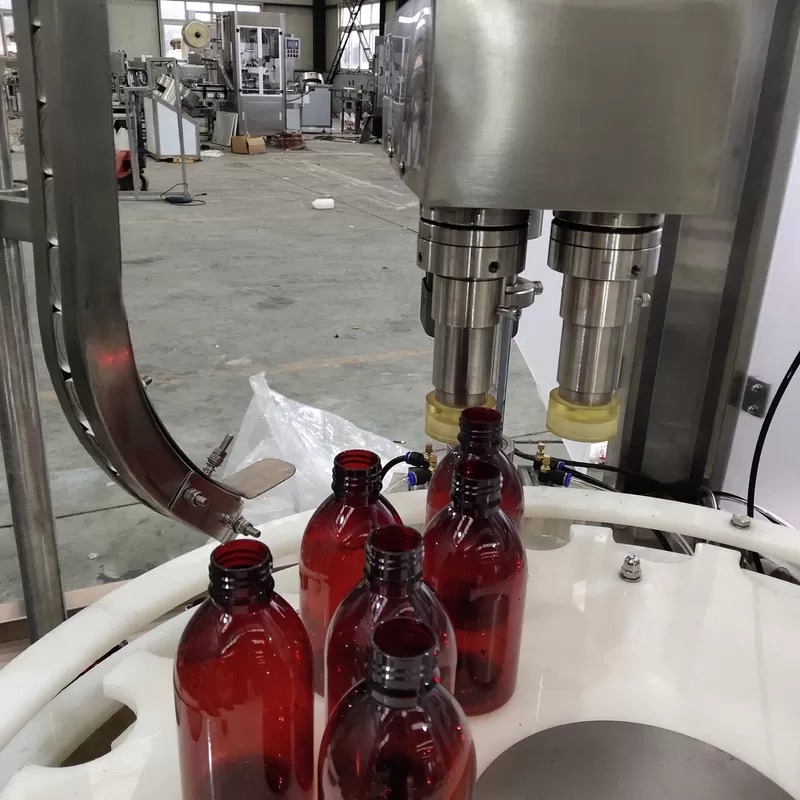 „Siemens PLC“ kontroliuoja aliejinių butelių pildymo mašiną