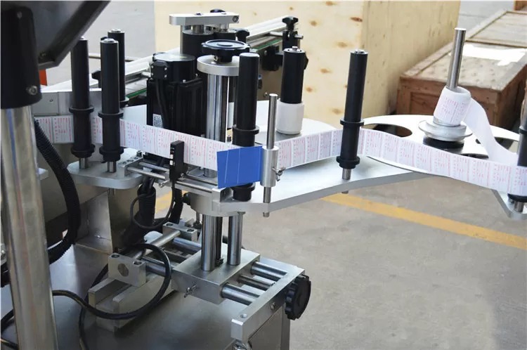 Medienos pakavimo automatinė etikečių klijavimo mašina